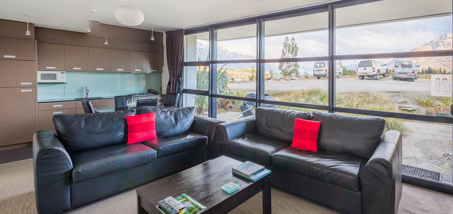 Swiss-Belsuites Pounamu Queenstown Buitenkant foto The lounge area of a two-bedroom apartment at the hotel