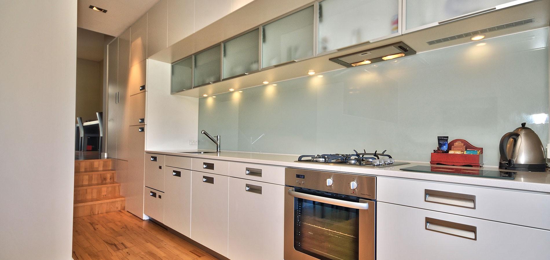 Swiss-Belsuites Pounamu Queenstown Buitenkant foto A modern kitchen