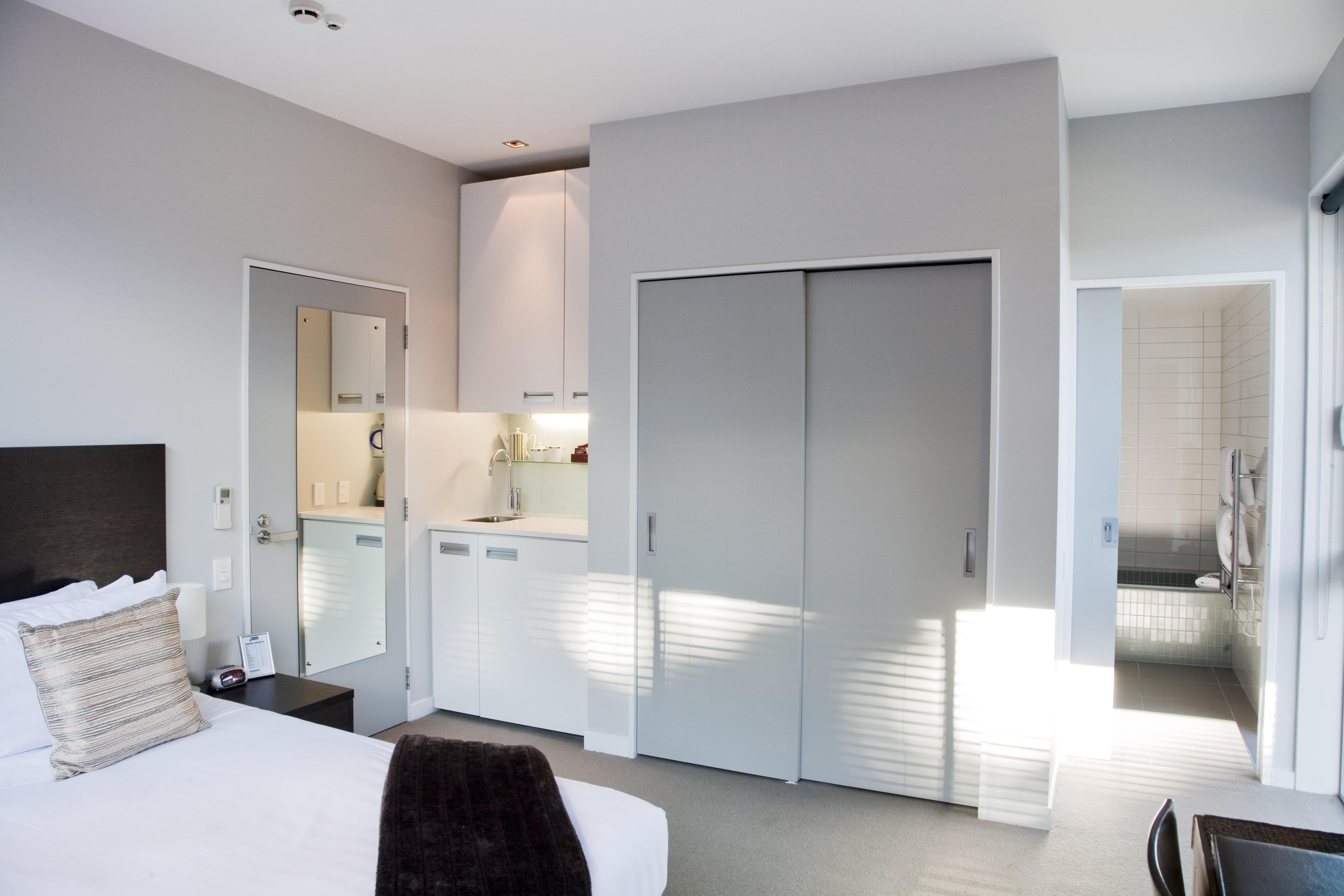 Swiss-Belsuites Pounamu Queenstown Buitenkant foto Sliding doors