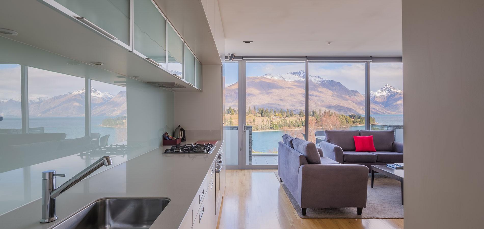 Swiss-Belsuites Pounamu Queenstown Buitenkant foto A kitchen and living room in a modern house