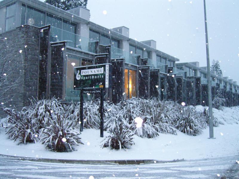 Swiss-Belsuites Pounamu Queenstown Buitenkant foto The station entrance in winter