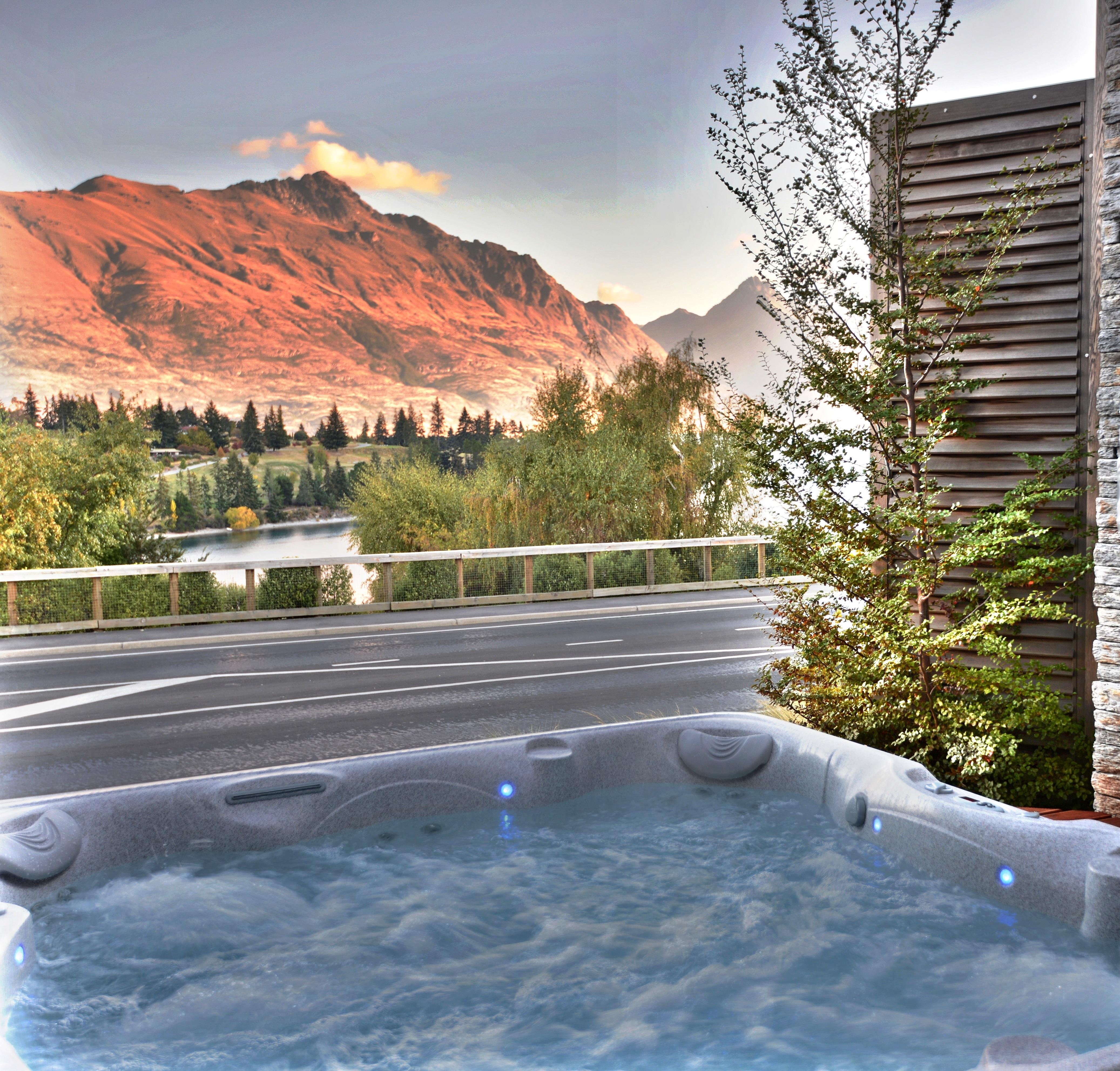 Swiss-Belsuites Pounamu Queenstown Buitenkant foto A hot tub in New Zealand