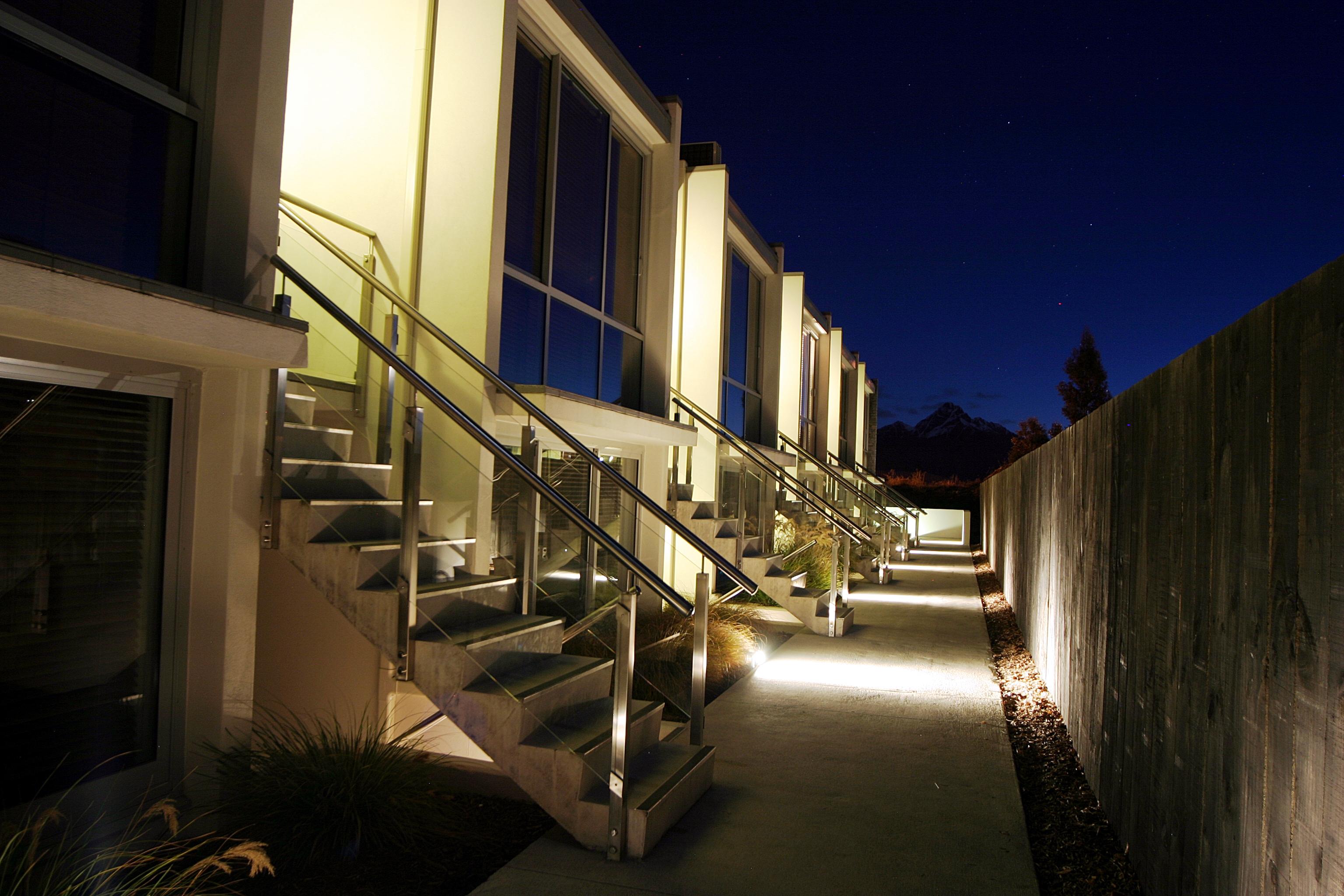Swiss-Belsuites Pounamu Queenstown Buitenkant foto The hotel at night