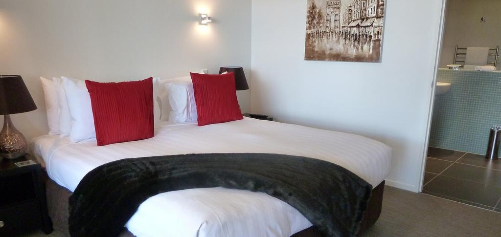 Swiss-Belsuites Pounamu Queenstown Buitenkant foto A bed with a throw
