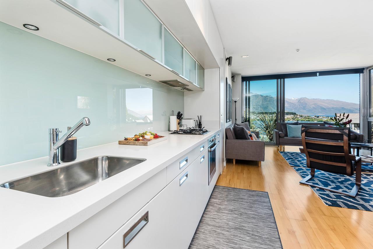 Swiss-Belsuites Pounamu Queenstown Buitenkant foto A kitchen in a modern apartment