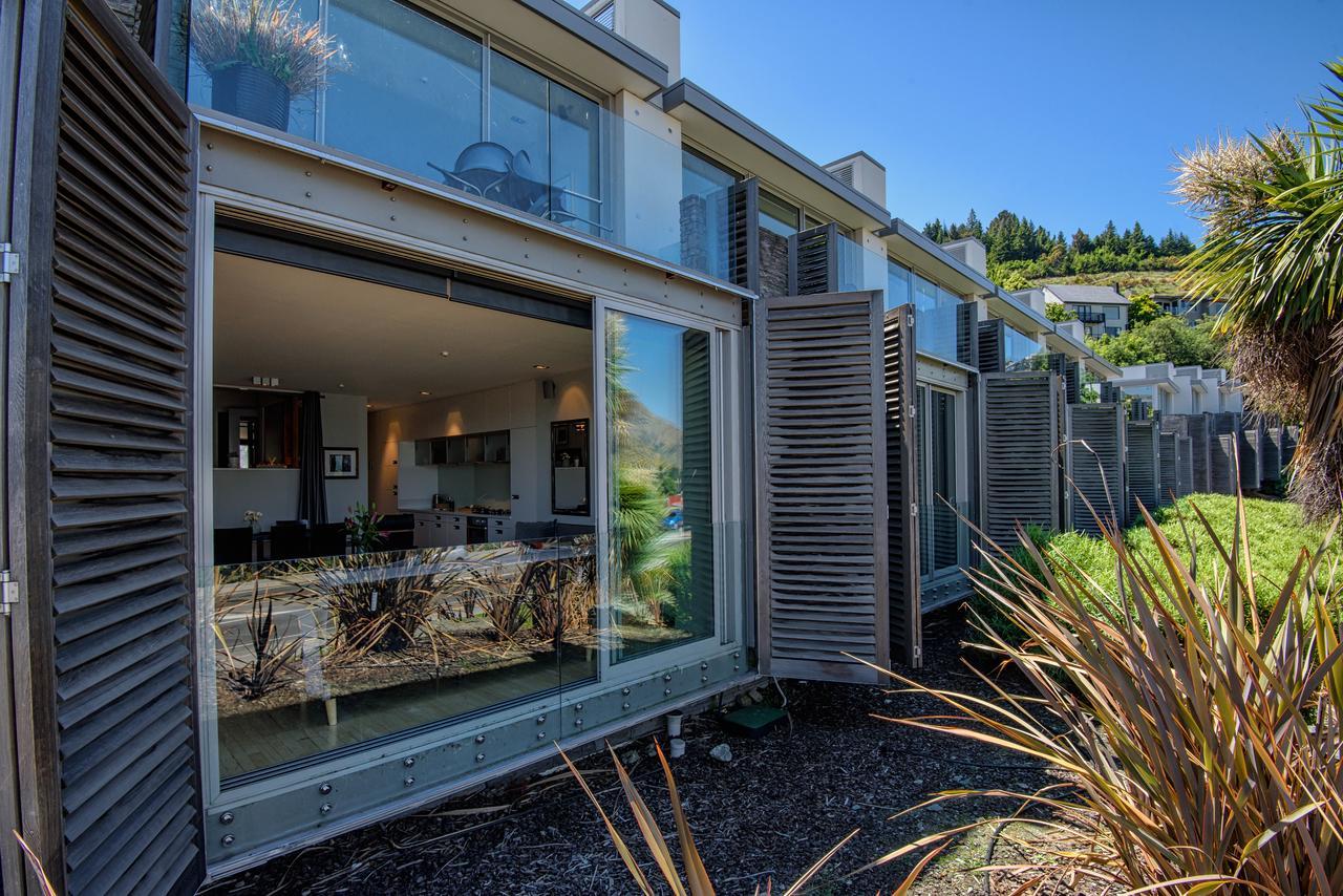 Swiss-Belsuites Pounamu Queenstown Buitenkant foto The exterior of a typical apartment at The Landing