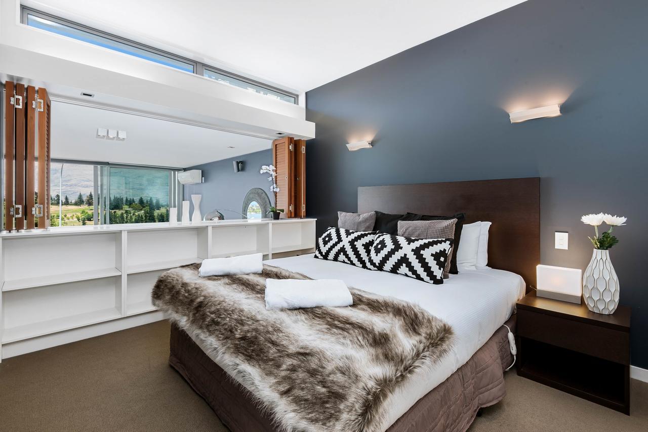 Swiss-Belsuites Pounamu Queenstown Buitenkant foto A bedroom at the Falls Creek Hotel