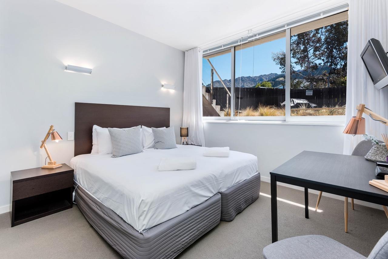 Swiss-Belsuites Pounamu Queenstown Buitenkant foto A bedroom at the hotel